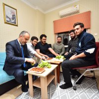 Üniversiteliler su indirimini çiğ köfte partisiyle kutladı 