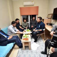 Üniversiteliler su indirimini çiğ köfte partisiyle kutladı 