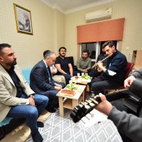 Üniversiteliler su indirimini çiğ köfte partisiyle kutladı 
