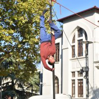 Sokakta akrobasi gösterisi 