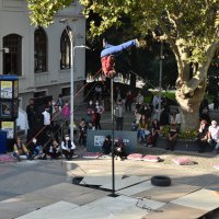 Sokakta akrobasi gösterisi 