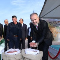 Büyükşehir’den selzede çiftçiye tohum desteği 