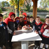 Çocuklar hayvanlara pasta hazırladı 