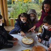 Çocuklar hayvanlara pasta hazırladı 