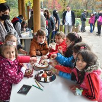 Çocuklar hayvanlara pasta hazırladı 