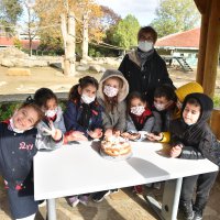 Çocuklar hayvanlara pasta hazırladı 