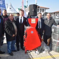 Çiftçiye damlalık sulama sistemi ve çilek fidesi desteği 