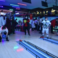 Özel çocuklar bowlingle eğlendi 