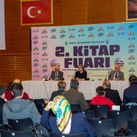 Ünlü yazarlar okurlarıyla buluşuyor 
