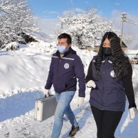 Bir metreyi bulan karlı yolları aşıp şifa dağıttılar 