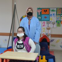 Çocuklar sınıfta, anneler iş başında 