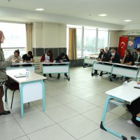 Liseliler münazarada karşı karşıya geldi 