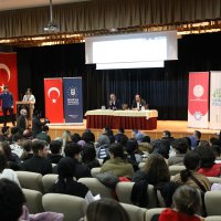 Liseliler münazarada karşı karşıya geldi 