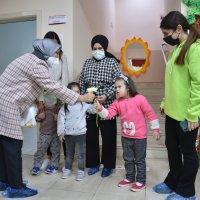Bu okulda çocuklar da anneleri de öğrenci 
