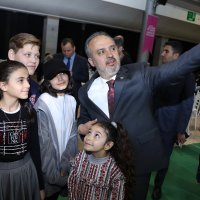 Yetim gülerse, dünya güler 