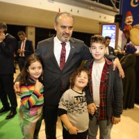 Yetim gülerse, dünya güler 