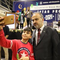 Yetim gülerse, dünya güler 