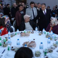 Tarihi meydan, iftar sofraları ile donatıldı 
