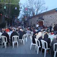 Tarihi meydan, iftar sofraları ile donatıldı 