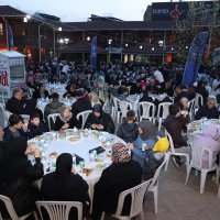 Tarihi meydan, iftar sofraları ile donatıldı 