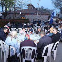 Tarihi meydan, iftar sofraları ile donatıldı 