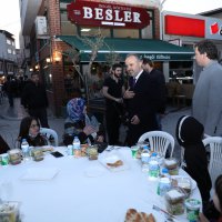 Tarihi meydan, iftar sofraları ile donatıldı 