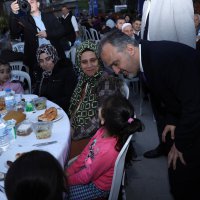 Tarihi meydan, iftar sofraları ile donatıldı 