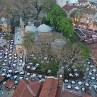 Tarihi meydan, iftar sofraları ile donatıldı 