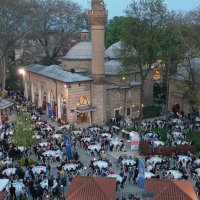Tarihi meydan, iftar sofraları ile donatıldı 