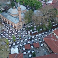Tarihi meydan, iftar sofraları ile donatıldı 
