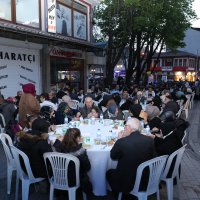 Tarihi meydan, iftar sofraları ile donatıldı 