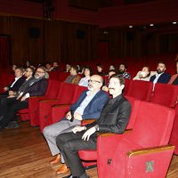 Alın teri sahne tozuna karışıyor 