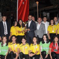 Türkiye şampiyonu okula coşkulu kutlama 