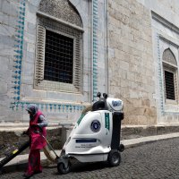 Bursa caddelerine kadın eli değiyor 