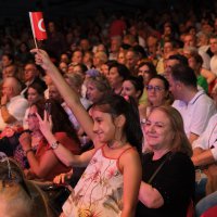 Açıkhava'da sahne kadınların 