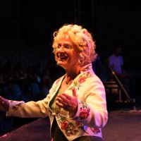 Açıkhava'da sahne kadınların 