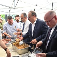 Şehitlikte duygusal anma 