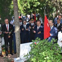 Şehitlikte duygusal anma 