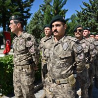 Şehitlikte duygusal anma 