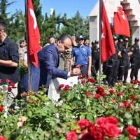 Şehitlikte duygusal anma 