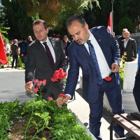 Şehitlikte duygusal anma 