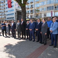 Şehitlikte duygusal anma 