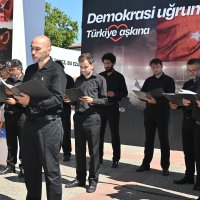 Şehitlikte duygusal anma 