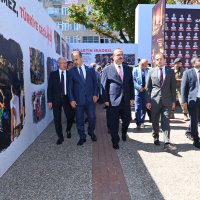 Şehitlikte duygusal anma 