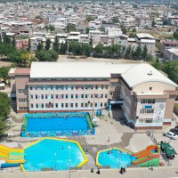 Tatil köyü değil, okul bahçesi 