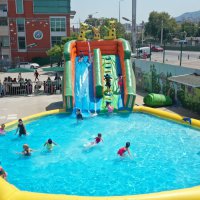 Tatil köyü değil, okul bahçesi 