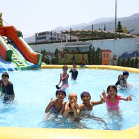 Tatil köyü değil, okul bahçesi 