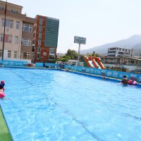 Tatil köyü değil, okul bahçesi 