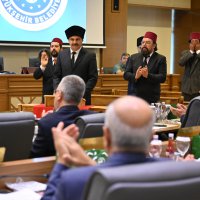 Puşide-i siyah meclis kürsüsünde 