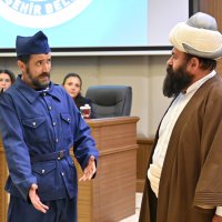 Puşide-i siyah meclis kürsüsünde 